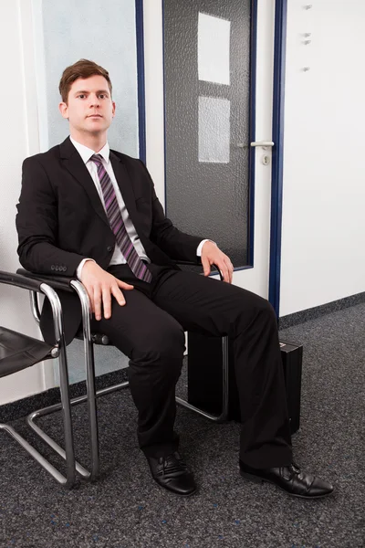 Homem ansioso sentado na cadeira — Fotografia de Stock