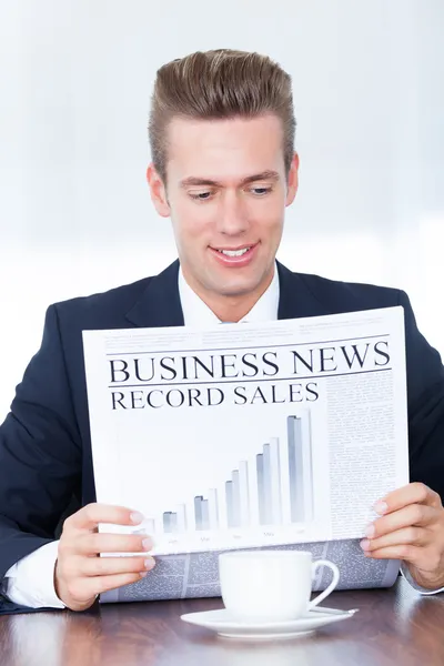 Businessman Reading Newspaper — Stock Photo, Image