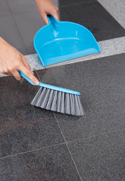 Piga rengöring golvet — Stockfoto