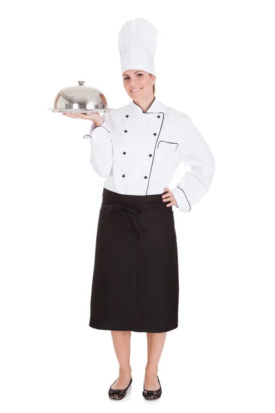 Portret van vrouwelijke chef-kok houden lade — Stockfoto