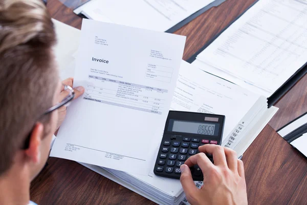 Geschäftsmann mit Taschenrechner — Stockfoto