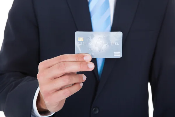 Бізнесмен тримає кредитну картку — стокове фото