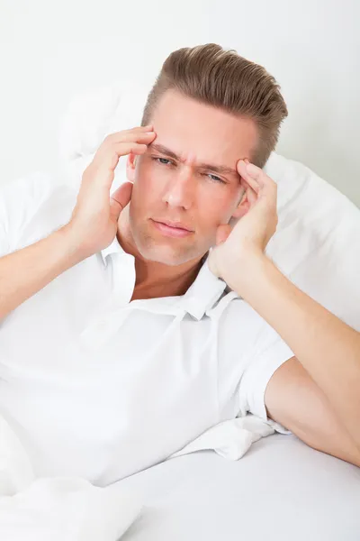 Homme souffrant de maux de tête — Photo