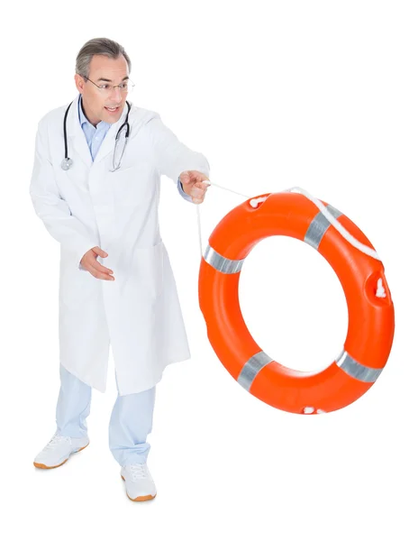 Mężczyzna lekarz trzymając pierścień ratunek — Zdjęcie stockowe