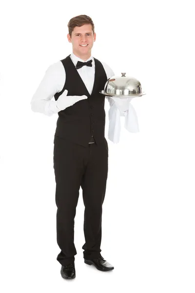 Официант держит пустой серебряный поднос — стоковое фото