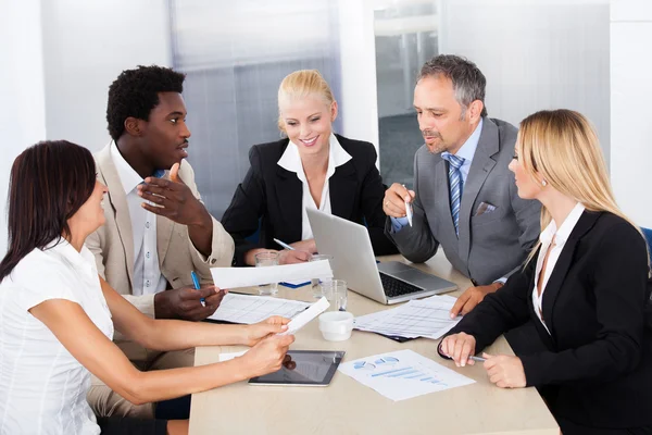 Grupp av företagare diskuterar tillsammans — Stockfoto