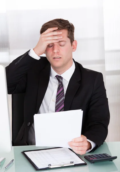 Ångest affärsman sitter i office — Stockfoto