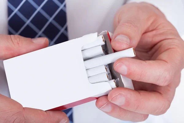 Man hand nemen sigaret van packet — Stockfoto