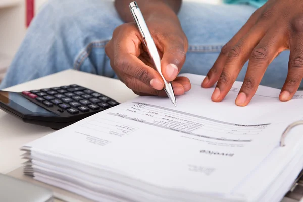 Africano joven cálculo — Foto de Stock