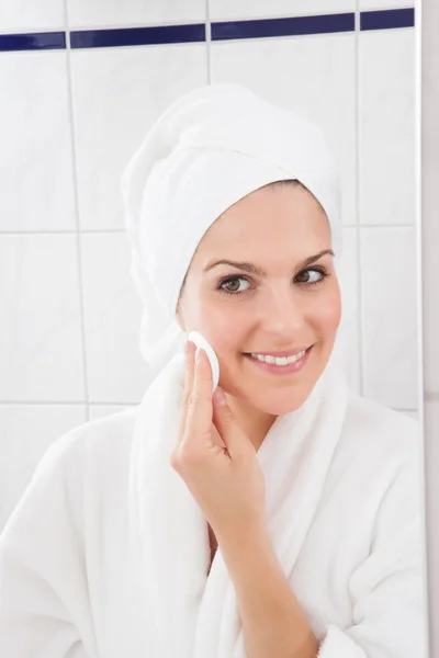Jovem mulher limpando o rosto — Fotografia de Stock