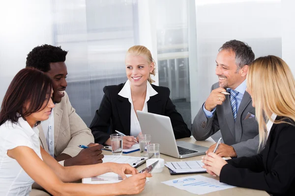 Gruppe von Geschäftsleuten diskutiert gemeinsam — Stockfoto