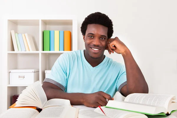 Junger Afrikaner studiert — Stockfoto