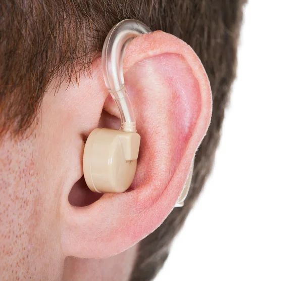 Aparelho auditivo na orelha do homem — Fotografia de Stock