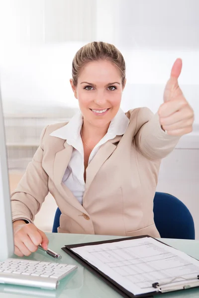 Empresaria mostrando el pulgar hacia arriba — Foto de Stock