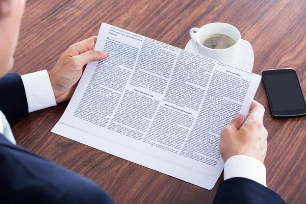 Empresário lendo jornal — Fotografia de Stock