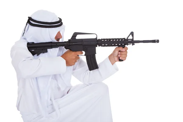 Dojrzałe Człowiek Islamski Trzyma Pistolet Białym Tle — Zdjęcie stockowe