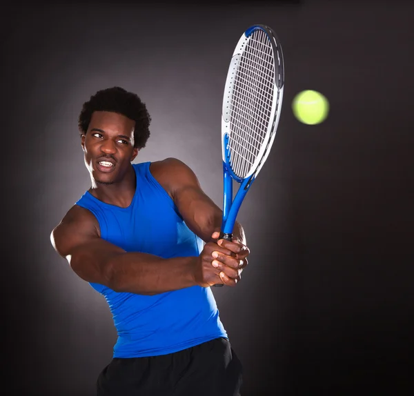 Afrikai tenisz játékos játszani a tenisz — Stock Fotó