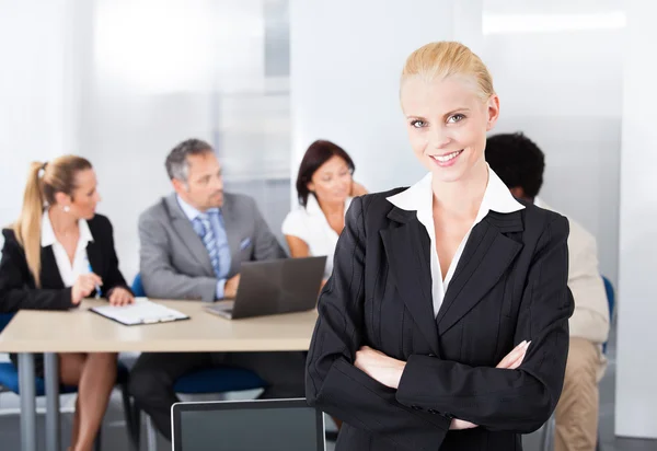 Retrato de mujer de negocios feliz — Foto de Stock