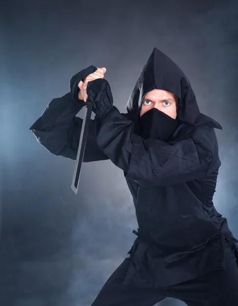 Porträtt av manliga ninja med svärd — Stockfoto