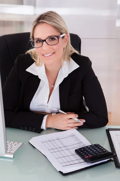 Geschäftsfrau arbeitet im Büro — Stockfoto