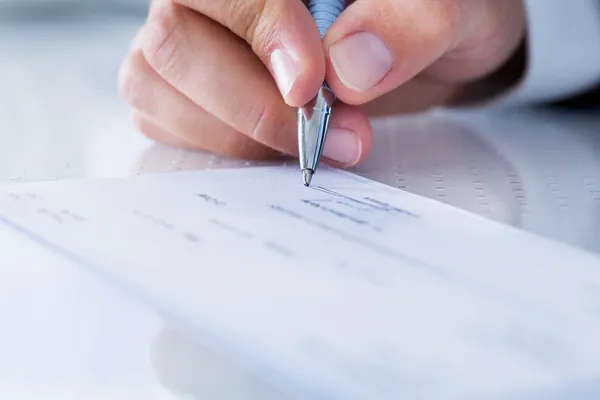 Primer plano del cheque de llenado de mano — Foto de Stock