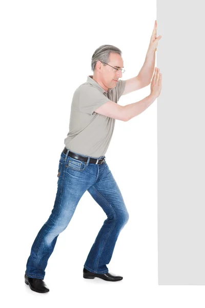 Portrét zralý muž tlačí transparent — Stock fotografie