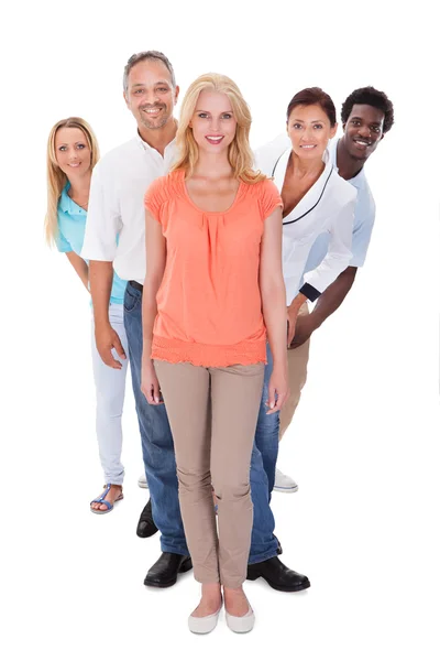 Gruppe multiethnischer Menschen in einer Reihe — Stockfoto