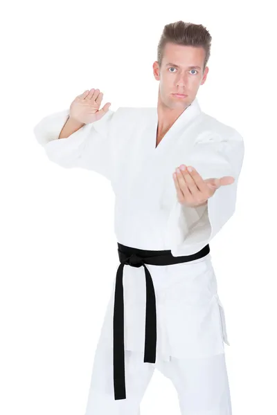 Junger Mann praktiziert Karate — Stockfoto