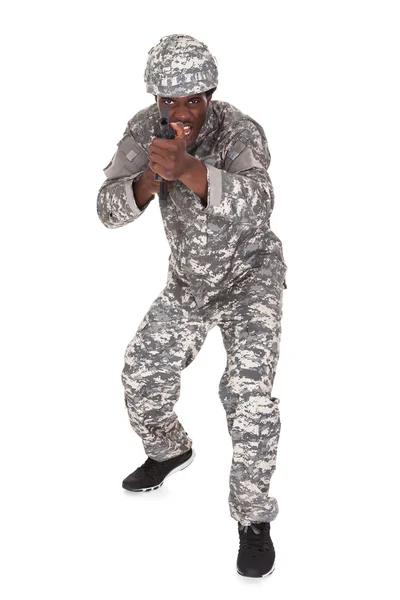 Soldado africano apuntando con pistola — Foto de Stock