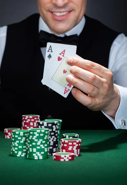 Croupier segurando cartas de baralho — Fotografia de Stock