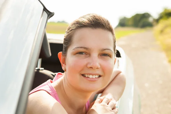 車の中の若い女性は — ストック写真