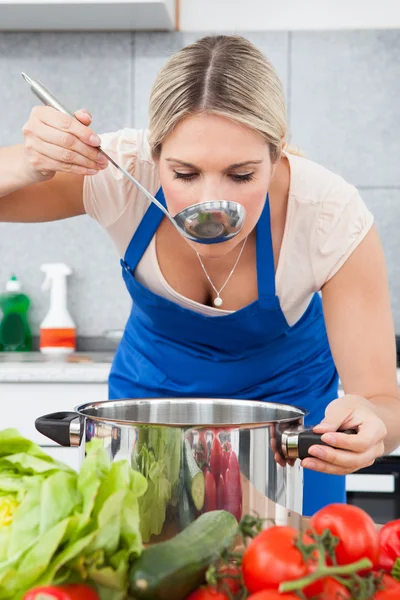 Young Woman Tasting Food — Stock Photo, Image