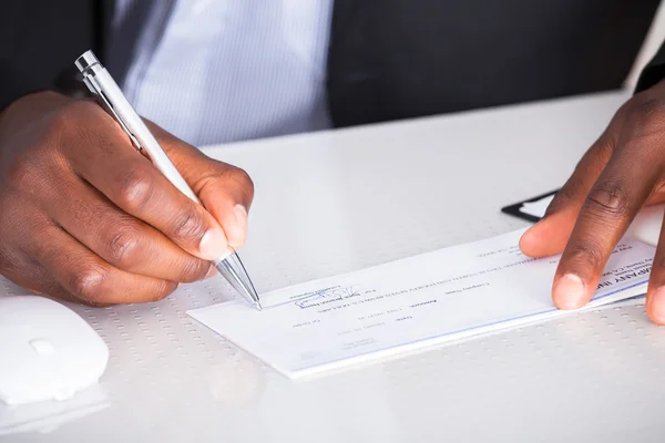 Human Hand Writing On Cheque — Stock Photo, Image