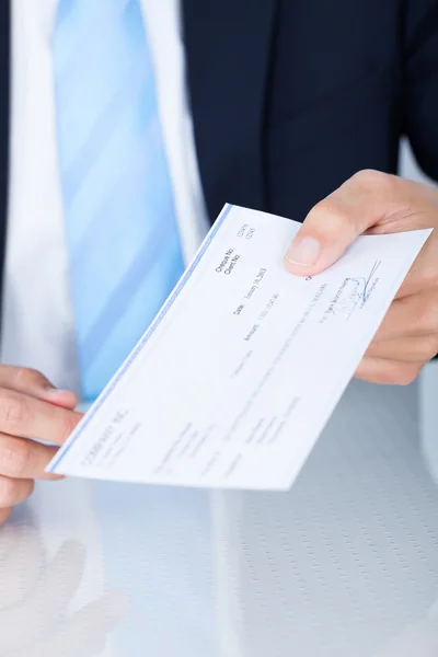 Empresário Segurando Cheque — Fotografia de Stock