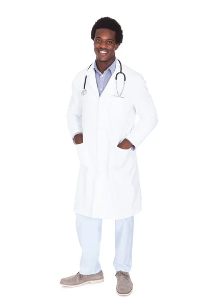 Porträtt av en glad manliga läkare — Stockfoto
