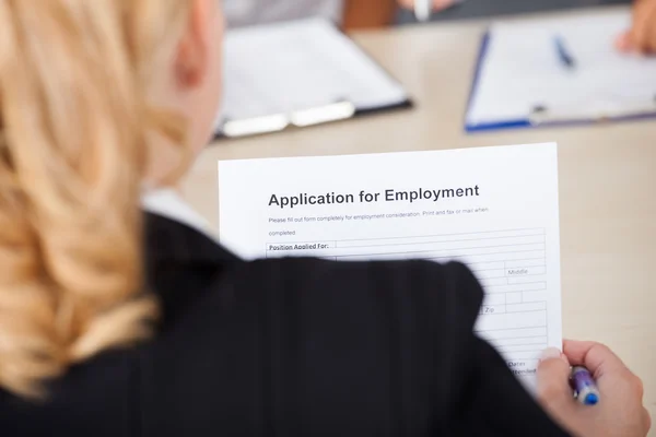 Zakenvrouw houden aanvraagformulier — Stockfoto