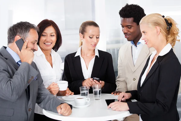 Empresarios tomando un descanso — Foto de Stock