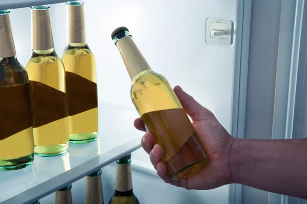 Uomo che prende birra da un frigo — Foto Stock