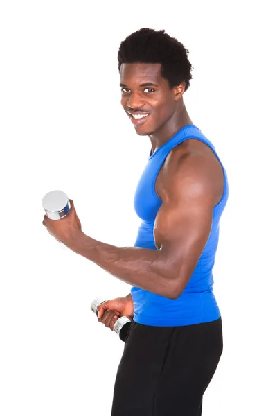 Afrikalı adamın dumbbells ile egzersiz — Stok fotoğraf
