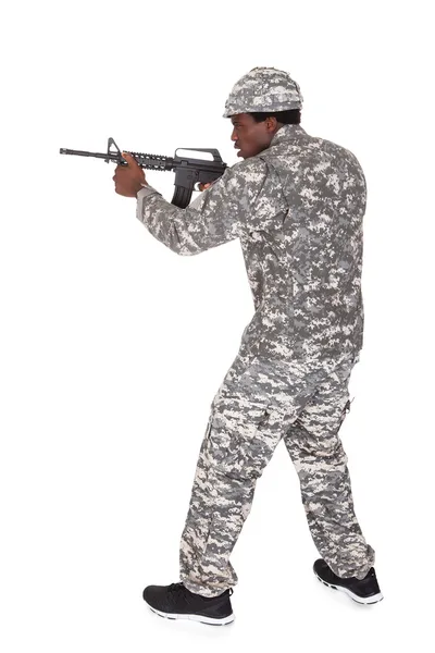 Afrikanska soldat sikte med pistol — Stockfoto