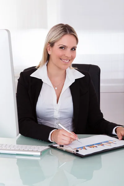 Gelukkig zakenvrouw met behulp van computer — Stockfoto