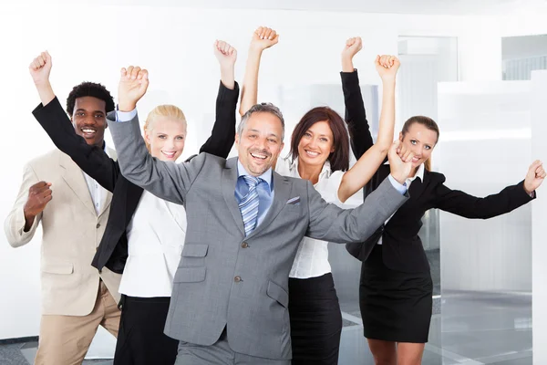 Empresários multirraciais felizes — Fotografia de Stock