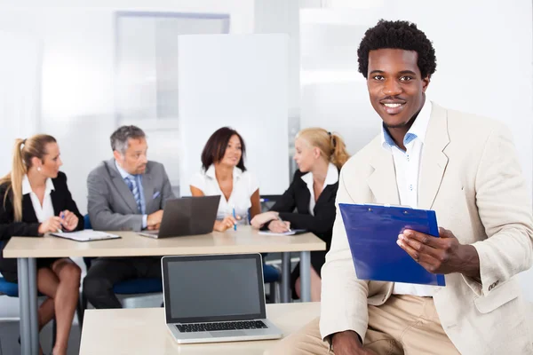 Porträt eines glücklichen afrikanischen Geschäftsmannes — Stockfoto