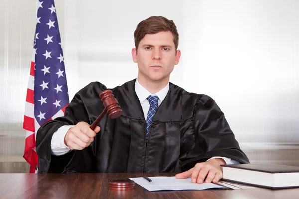 Juiz masculino na sala de tribunal — Fotografia de Stock