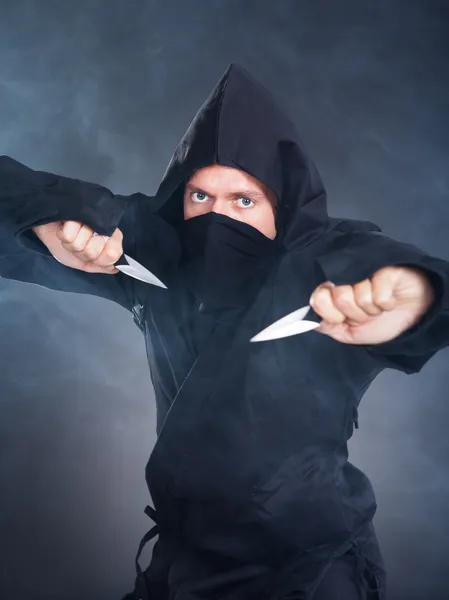 Porträt eines männlichen Ninjas mit Schwert — Stockfoto