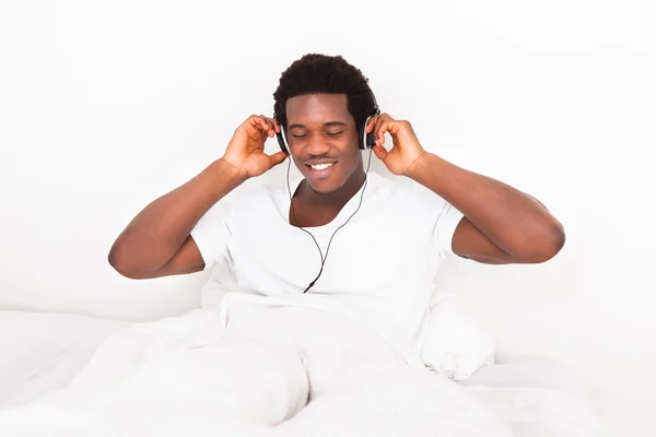 Jonge man luisteren op hoofdtelefoon — Stockfoto