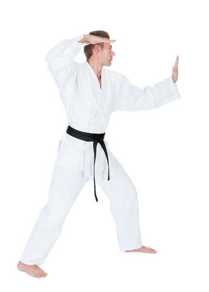 Junger Mann praktiziert Karate — Stockfoto