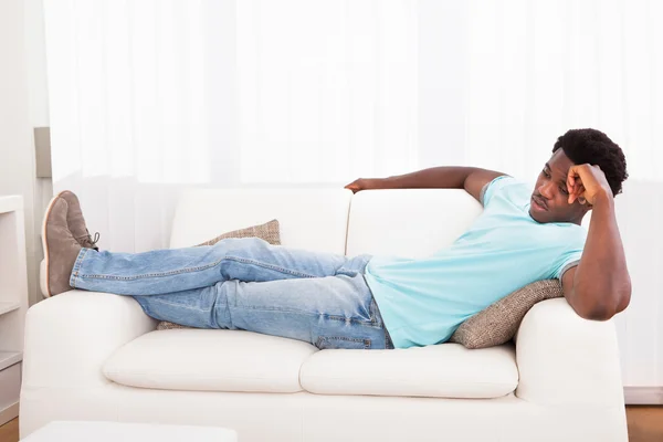 Tembel adam kanepede dışarı soğutma — Stok fotoğraf