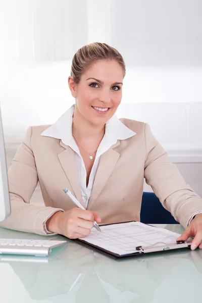 Happy businesswoman using computer Royalty Free Stock Photos