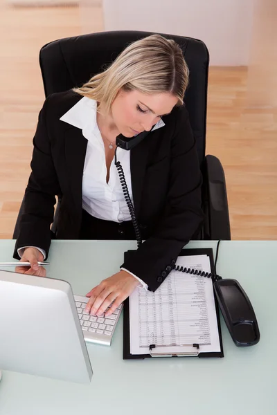 Happy businesswoman talking on telephone — Stock Photo, Image